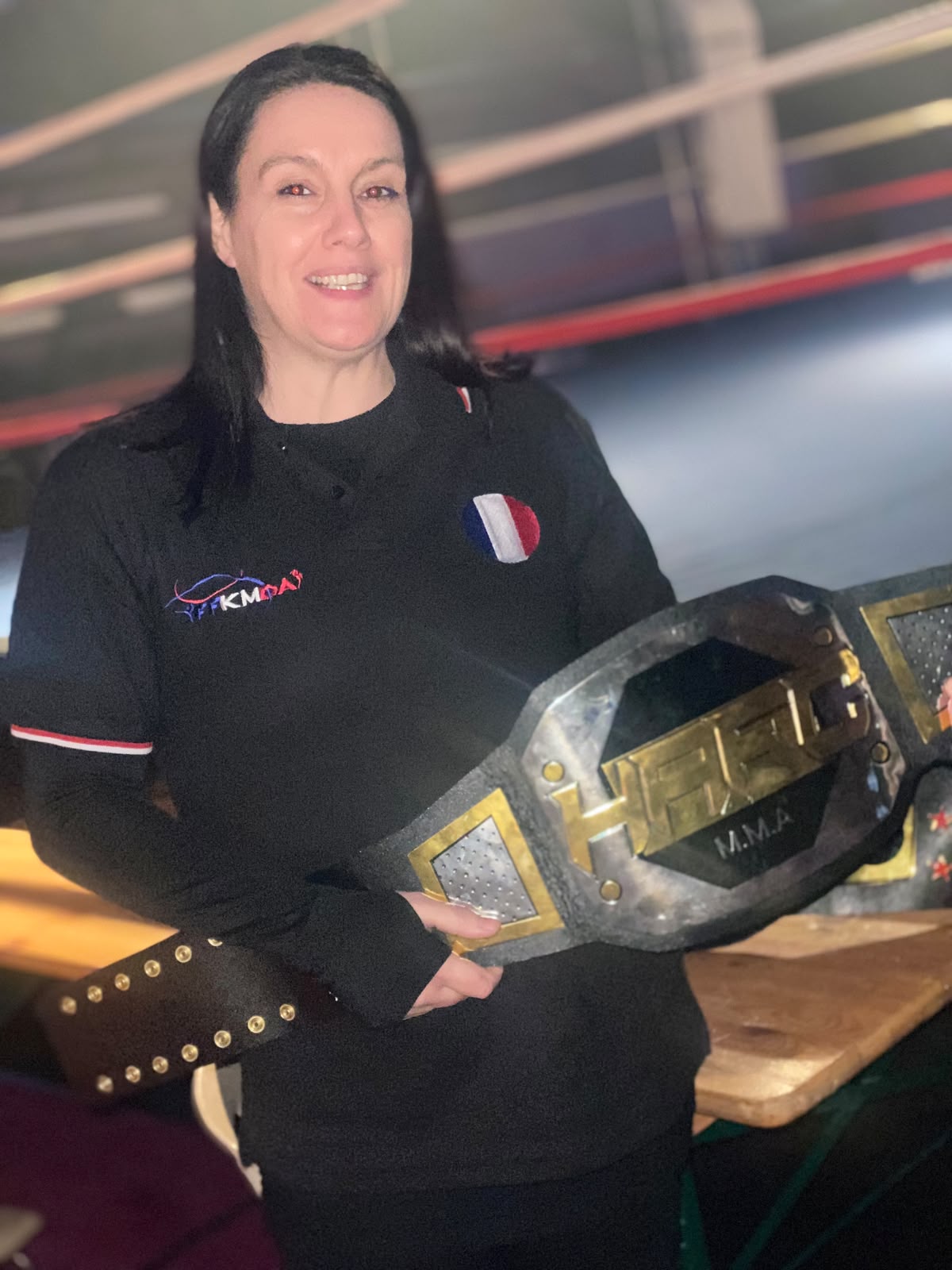 Laetitia Legros, officielle FFKMDA, avec la ceinture de championnat