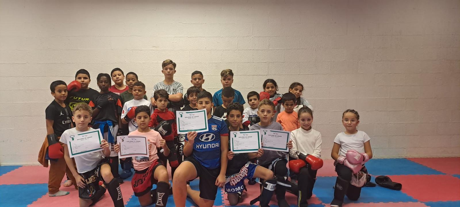 Le groupe enfants de LB Boxing avec leurs diplômes de grade