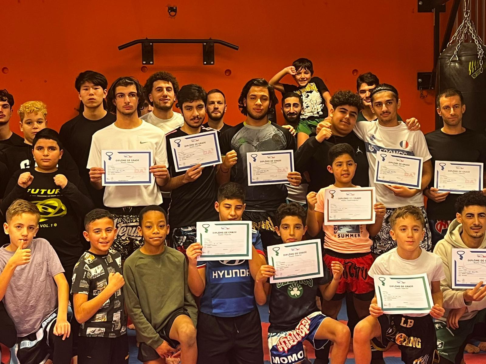 Le groupe ados et adultes de LB Boxing avec leurs diplômes de grade