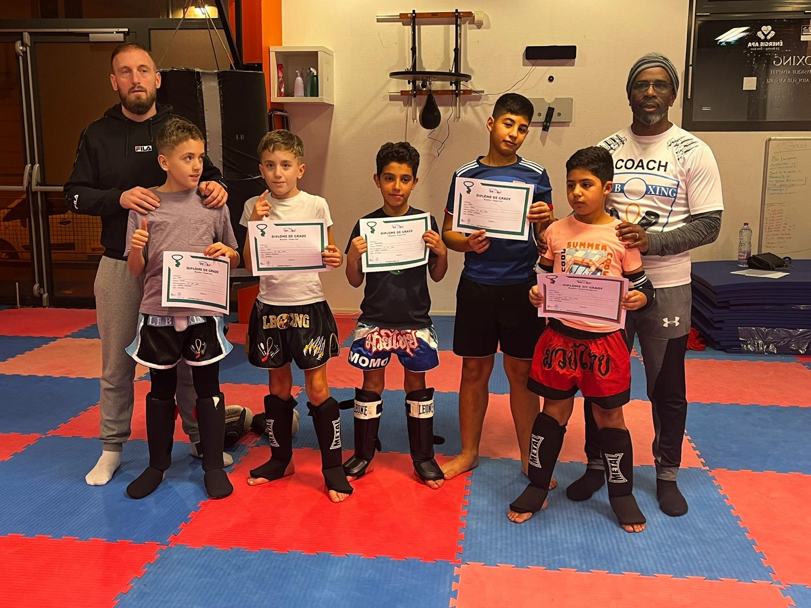 Remise des diplômes de grade aux jeunes, avec les coachs